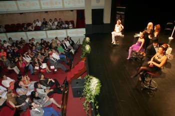 Numeroso público llenó el Teatro Principal para seguir la sesión de peluquería y estética. (Foto: FOTOS: MARCOS ATRIO)