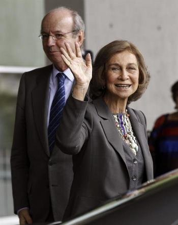  La Reina Sofía, acompañada del jefe de la Casa del Rey, Rafael Spottorno