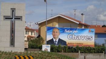 Antonio Cabeleira, el nuevo mandatario de Chaves, en el cartel con el que concurrió a las elecciones. (Foto: A. R.)