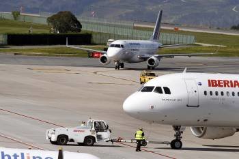 El aeropuerto de Vigo contará con vuelos subvencionados a Volotea y probablemente con Vueling. (Foto: VICENTE)