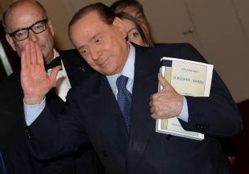 Berlusconi abandona la Cámara de los Diputados tras una reunión de su grupo parlamentario. (Foto: ETTORE FERRARI)