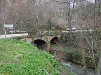 Puente San Xulián, sobre el río Farelos, en Portela (Vilamartín).