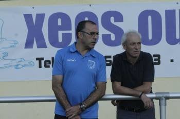 El presidente, José Manuel Fernández, y el técnico, Jorge Regal,  hablan sobre  el campo de Os Carrís. (Foto: MIGUEL ÁNGEL)
