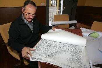 Aquilino Valencia, alcalde de Calvos de Randín, repasa un dos mapas da concentración parcelaria no municipio. (Foto: Marcos Atrio)