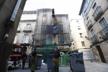 Imagen del edificio en mal estado en la rúa do Baño. (Foto: XESÚS FARIÑAS)