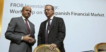 El director general del FROB, Antonio Carrascosa (dcha.) con el ministro de  Economía Luis de Guindos. (Foto: F. ALVARADO)