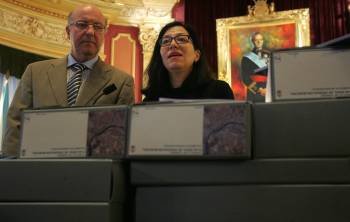 El alcalde, Agustín Fernández, y la concejala de Urbanismo, Áurea Soto, con las cajas que contienen el Plan Xeral. (Foto: MARCOS ATRIO)