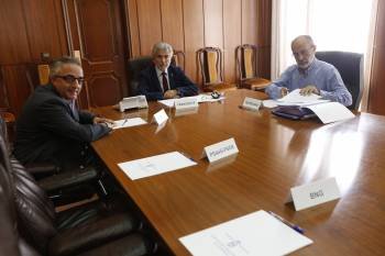 Plácido Alvarez, Rosendo Fernández y Galindo. En primer término, las sillas de la oposición, vacías. (Foto: X. FARIÑAS)