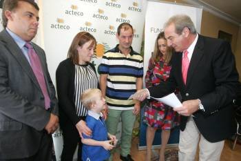 Ramón Mayo hizo entrega del cheque a Víctor y a su familia junto a Julio López y Sofía Godoy. (Foto: MARCOS ATRIO)