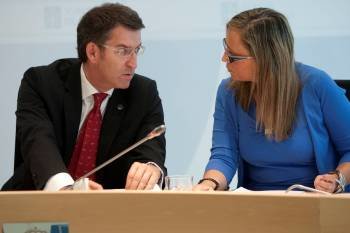 Núñez Feijóo con la conselleira de Facenda, Elena Muñoz, durante el Consello de ayer.