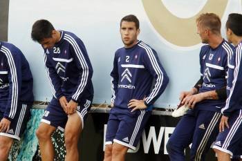 Hugo Mallo, en el centro, con otros compañeros del Celta antes de un entrenamiento. (Foto: AD)
