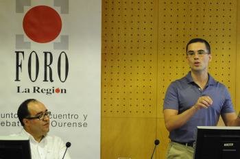 Xosé Antón Vila y Abraham Otero, al inicio de la ponencia que ofreció este sobre la moneda virtual bitcoin (Foto: Martiño Pinal)