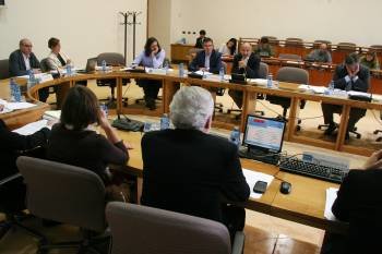 La comisión de las cajas desarrollada ayer en Santiago. (Foto: PEPE FERRÍN)