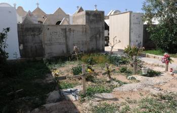 Tumbas de inmigrantes muertos en otros naufragios, en el cementerio de la isla de Lampedusa. (Foto: ETTORE FERRARI)