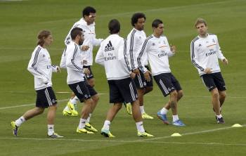 Los jugadores del Madrid, ayer durante el entrenamiento. (Foto: J.J. GUILLÉN)