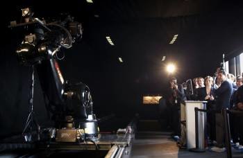 El presidente madrileño, Ignacio González, ante uno de los robots que funcionan desde el centro.