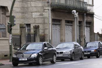 La cámara de vigilancia instalada el pasado mes de marzo en el cruce de la avenida de Laza. (Foto: XESÚS FARIÑAS)