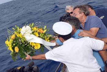 Cinco barcos pesqueros homenajearon a los muertos depositando una corona de flores. (Foto: EFE)