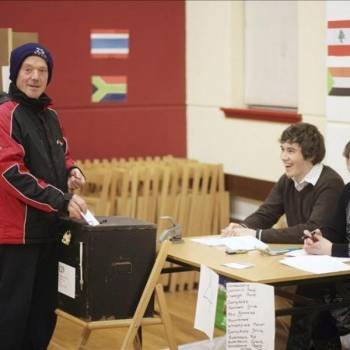 Un ciudadano irlandés vota en las elecciones para abolir el Senado.