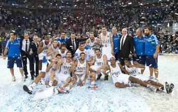 Jugadores y cuerpo técnico del Real Madrid celebran el título logrado ante el Barcelona. (Foto: ADRIAN RUIZ DE HIERRO)