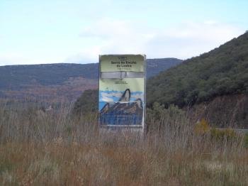 Letrero informativa del parque natural de Serra de Enciña da Lastra, en la N-120.