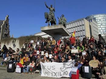 Jóvenes españoles manifestándose en el pasado mes de abril en Bruselas. (Foto: ARCHIVO)