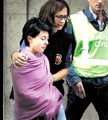 Rosario Porto, con una agente de Policía tras su detención. (Foto: CRISTÓBAL GARCÍA)
