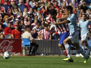David Costas pelea una pelota con el rojiblanco Diego Costa. (Foto: J.J. GUILLÉN)