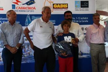 Pérez Canal, con el trofeo de tercer clasificado. (Foto: PEDRO SEOANE)