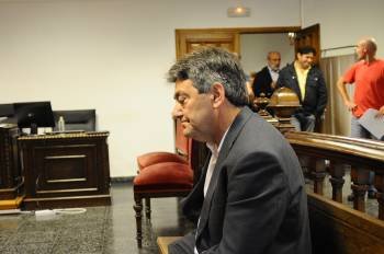 El alcalde del PP José Antonio Feijóo, ayer en el banquillo de los acusados del Penal 1. (Foto: MARTIÑO PINAL)