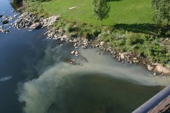 Imagen del vertido que sufrió el río Miño el pasado domingo, en las inmediaciones del Puente Romano. (Foto: JOSÉ PAZ)