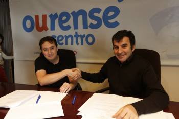 Fernando Sacó y Luis Rivera, en la firma del convenio.  (Foto: XESÚS FARIÑAS)