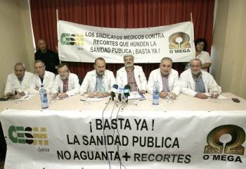 Los representantes del CESM, durante la rueda de prensa que ofrecieron en Santiago. (Foto: MARTIÑO PINAL)