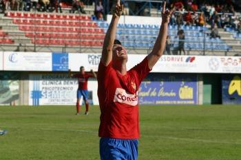 Borja Valle señala el cielo con sus índices nada más anotar el 2-0 ante el Burgos Club de Fútbol. (Foto: JOSÉ PAZ)