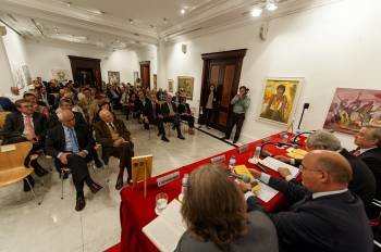 Baltar, a la derecha, durante la presentación de su libro en la Casa de Galicia de Madrid. (Foto: ALBERTE PAZ)