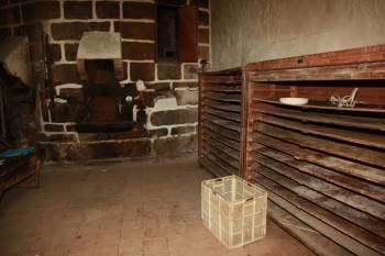 Interior de la antigua panadería, que dejará paso a un acceso a la piscina termal. (Foto: JOSÉ PAZ)