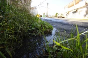 El agua de la red de abastecimiento se desperdicia desde hace dos meses por la carretera de Arcos. (Foto: MARTIÑO PINAL)