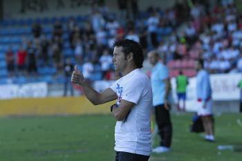 Luisito levanta su pulgar como aprobación durante el partido de liga ante el Compos. (Foto: MIGUEL ÁNGEL)