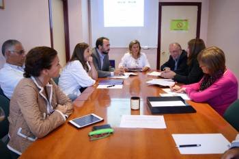 Eloína Núñez se reunió ayer con los responsables de Pediatría de Ourense y Vigo.