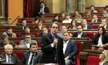 Más durante su intervención de ayer en el Parlamento catalán. (Foto: ANDREU DALMAU)