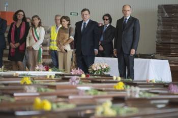 Barroso y Letta, ante los féretros de los fallecidos en el naufragio de Lampedusa. (Foto: FRANCO LANINNO)