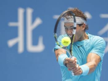 El tenista español Rafael Nadal golpea la bola durante un partido. (Foto: ADRIAN BRADSHAW)