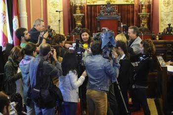 Marga Martín, rodeada de periodistas, en su comparecencia. (Foto: MARTIÑO PINAL)