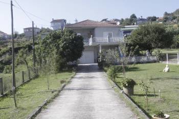 La casa en la que residen los padres de la víctima está situado en Cudeiro. (Foto: MIGUEL ÁNGEL)