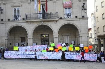 Los manifestantes, con sus pancartas ante la Casa Consistorial de la ciudad. (Foto: MARTIÑO PINAL)