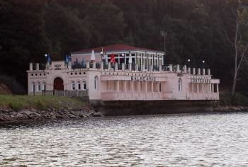 El balneario de Cortegada, a orillas del río Miño. (Foto: MARTIÑO PINAL)