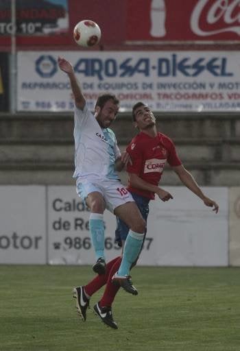 El central Portela despeja el balón ante el delantero Jacobo, en A Lomba. (Foto: FELIPE CARNOTTO)