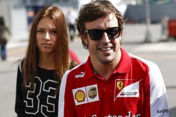 Fernando Alonso, acompañado de su novia, Dasha Kasputina, en el circuito de Suzuka. (Foto: DIEGO AZUBEL)