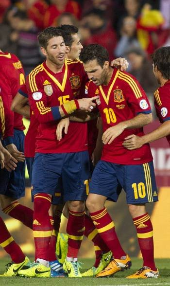 Los internacionales españoles celebran el gol de Xavi. (Foto: MONTSERRAT T. DÍEZ)