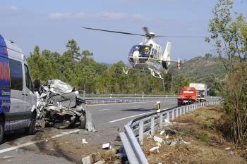 Llegada del helicóptero para el traslado de los heridos. A la izquierda, el coche accidentado. (Foto: MARTIÑO PINAL)